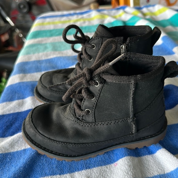 Boys Uggs Boots size 10c - Picture 1 of 4